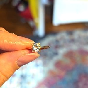 Linjer Gemstone Solitaire Ring